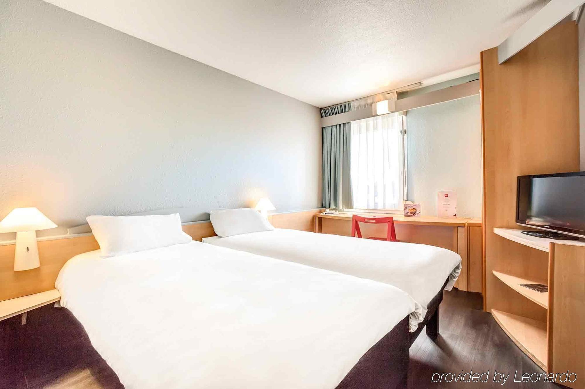 Ibis Agen Centre Gare Hotel Bagian luar foto