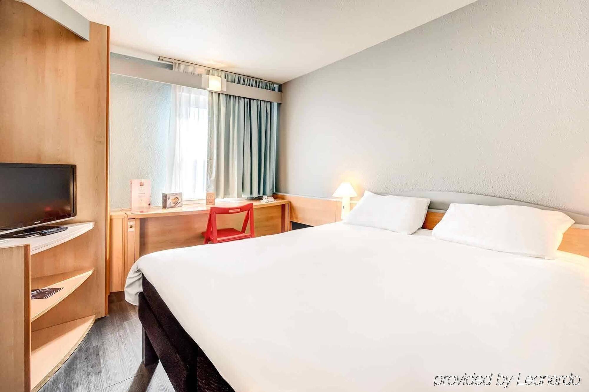 Ibis Agen Centre Gare Hotel Bagian luar foto